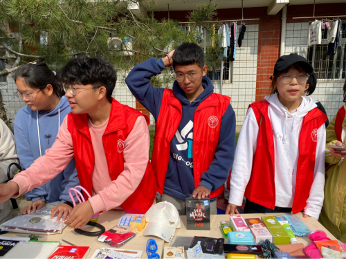 农学院的阳光团员在积极叫卖.png